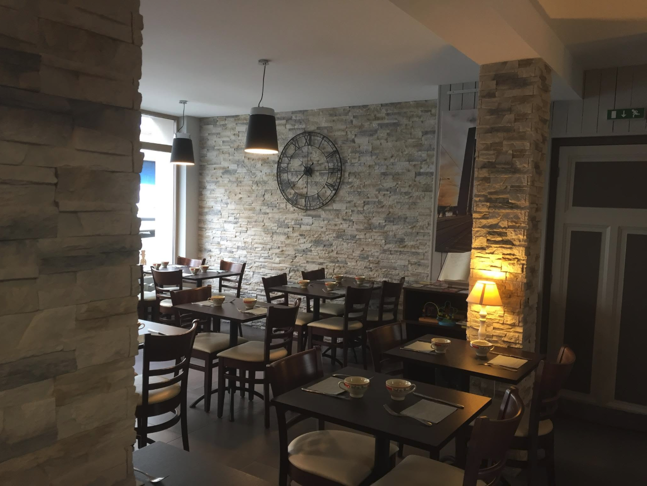 Salle de la Crêperie Le Roi Gradlon, pierre apparente et ambiance chaleureuse